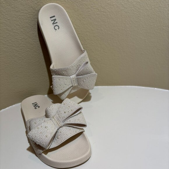 👰‍♀️I.N.C. White Peymin Pool Slides Wedding Bridal Slip-ons Size 8 - Picture 1 of 5